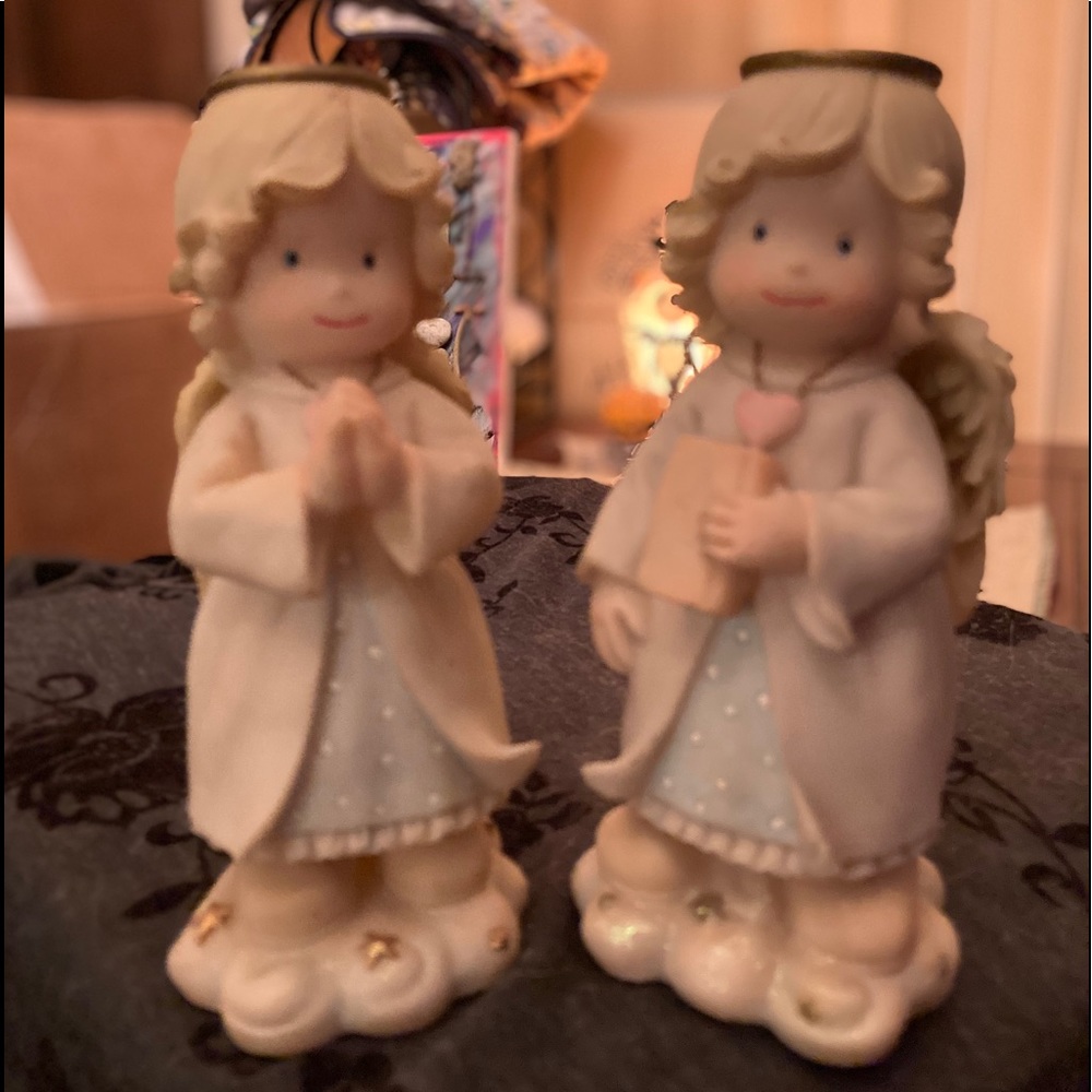 A set of praying angels